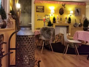 Jagttrophäe auf geschnitztem Holzbrett 0